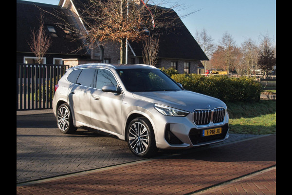 BMW iX1 xDrive30 Launch Edition 67 kWh | M-Pakket | Harman Kardon | Sfeerverlichting | Camera | Apple Carplay | NL-Auto |