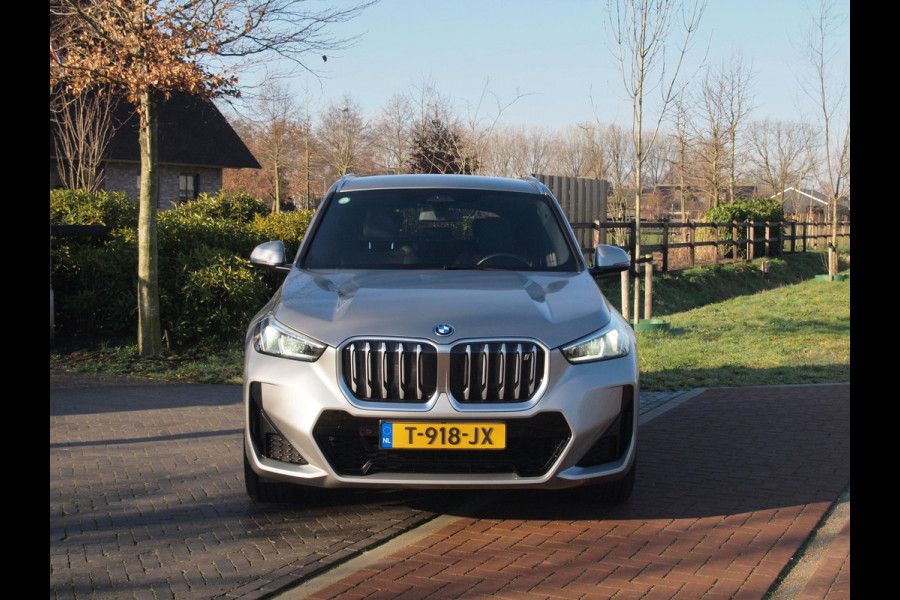 BMW iX1 xDrive30 Launch Edition 67 kWh | M-Pakket | Harman Kardon | Sfeerverlichting | Camera | Apple Carplay | NL-Auto |