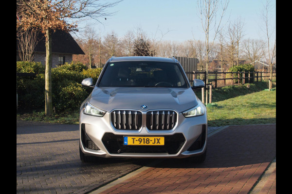 BMW iX1 xDrive30 Launch Edition 67 kWh | M-Pakket | Harman Kardon | Sfeerverlichting | Camera | Apple Carplay | NL-Auto |