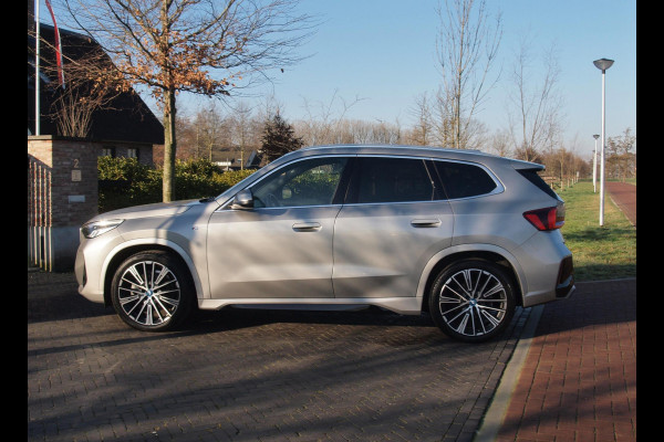 BMW iX1 xDrive30 Launch Edition 67 kWh | M-Pakket | Harman Kardon | Sfeerverlichting | Camera | Apple Carplay | NL-Auto |