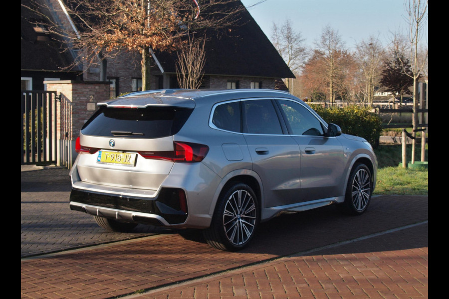 BMW iX1 xDrive30 Launch Edition 67 kWh | M-Pakket | Harman Kardon | Sfeerverlichting | Camera | Apple Carplay | NL-Auto |