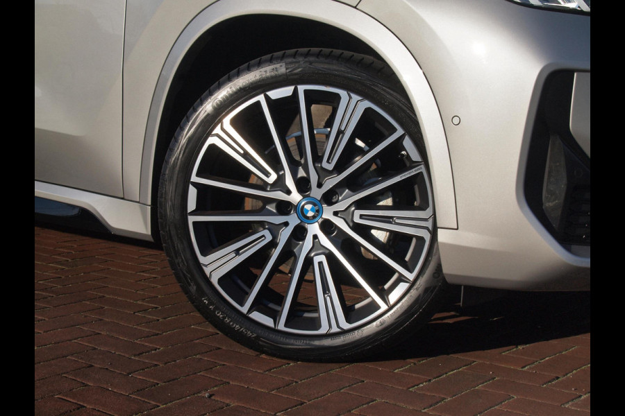 BMW iX1 xDrive30 Launch Edition 67 kWh | M-Pakket | Harman Kardon | Sfeerverlichting | Camera | Apple Carplay | NL-Auto |