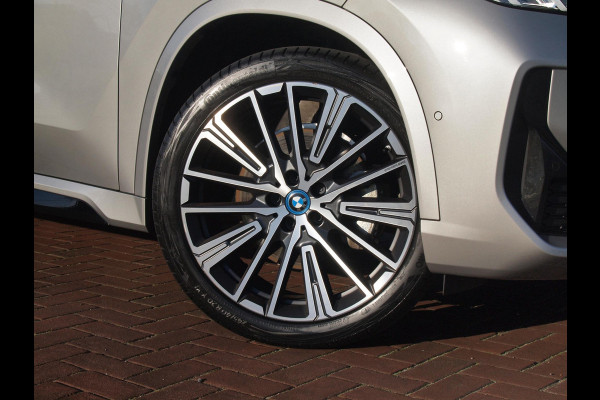 BMW iX1 xDrive30 Launch Edition 67 kWh | M-Pakket | Harman Kardon | Sfeerverlichting | Camera | Apple Carplay | NL-Auto |
