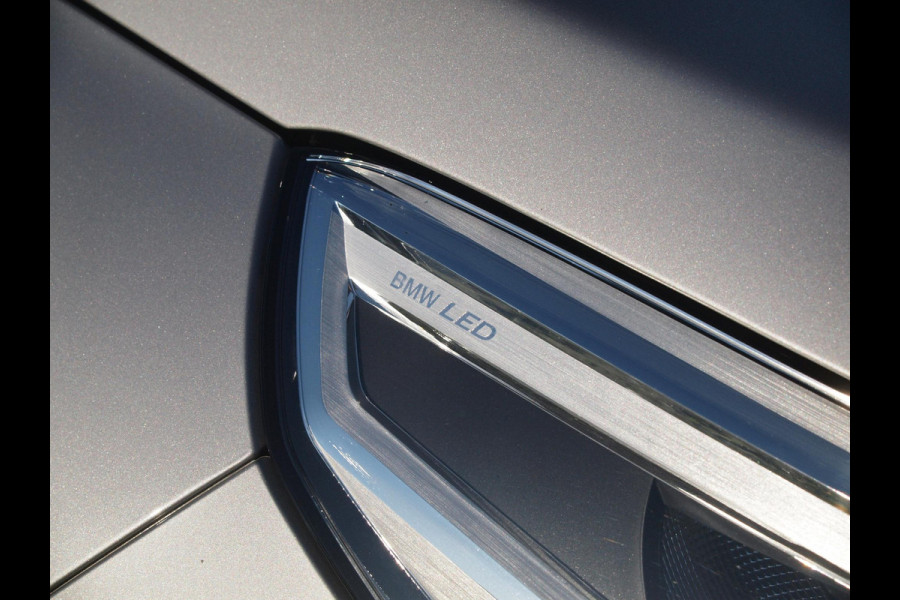 BMW iX1 xDrive30 Launch Edition 67 kWh | M-Pakket | Harman Kardon | Sfeerverlichting | Camera | Apple Carplay | NL-Auto |