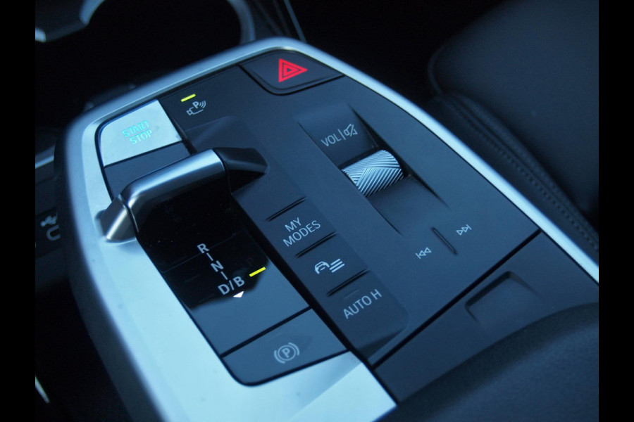 BMW iX1 xDrive30 Launch Edition 67 kWh | M-Pakket | Harman Kardon | Sfeerverlichting | Camera | Apple Carplay | NL-Auto |