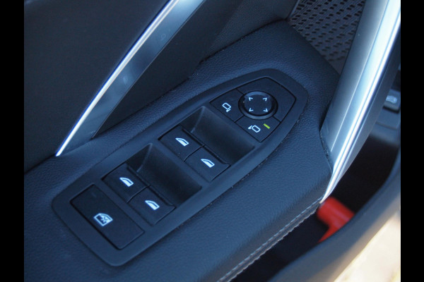 BMW iX1 xDrive30 Launch Edition 67 kWh | M-Pakket | Harman Kardon | Sfeerverlichting | Camera | Apple Carplay | NL-Auto |