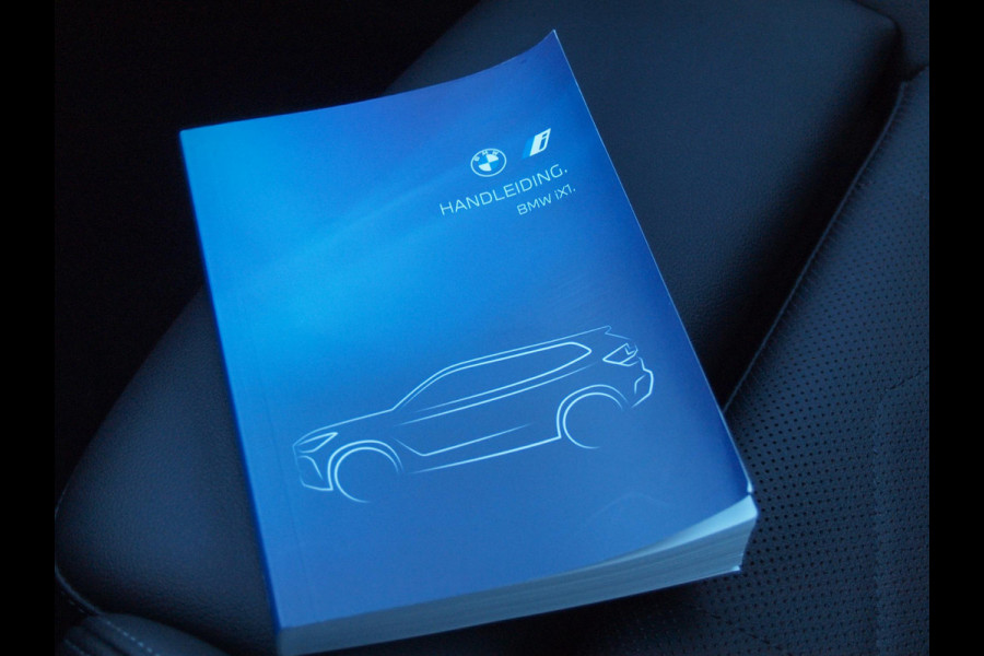 BMW iX1 xDrive30 Launch Edition 67 kWh | M-Pakket | Harman Kardon | Sfeerverlichting | Camera | Apple Carplay | NL-Auto |