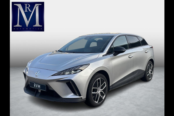MG Mg4 electric Luxury 64 kWh SOH 97% |LONG RANGE | 12.000KM! | 7 JAAR GARANTIE BIJ MG| SUPER COMPLETE AUTO| RONDOMZICHT CAMERA| STOEL+ STUUR VERWARMING| DODE HOEK