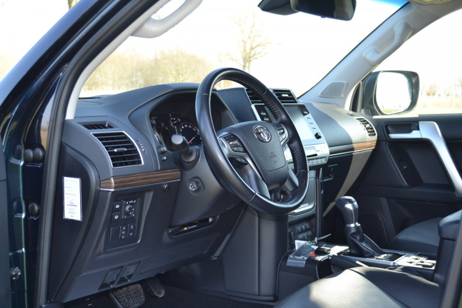 Toyota Land Cruiser 150 2.8 D-4D-F Professional Window Van