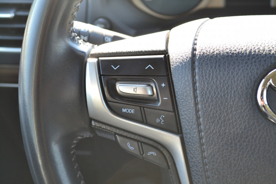 Toyota Land Cruiser 150 2.8 D-4D-F Professional Window Van