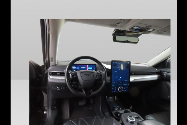 Ford Mustang Mach-E RWD 75 kWh [ 3-Fase ] {SOH-87%] (INCL.BTW) *LEATHER | FULL-LED | DAB | DIGI-COCKPIT | KEYLESS | NAVI-FULLMAP | CARPLAY | HEATED-COMFORTSEATS | TOPVIEW | ADAPTIVE-CRUISE | PRIVACY-GLASS | 18'' ALU*