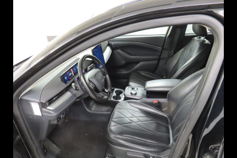 Ford Mustang Mach-E RWD 75 kWh [ 3-Fase ] {SOH-87%] (INCL.BTW) *LEATHER | FULL-LED | DAB | DIGI-COCKPIT | KEYLESS | NAVI-FULLMAP | CARPLAY | HEATED-COMFORTSEATS | TOPVIEW | ADAPTIVE-CRUISE | PRIVACY-GLASS | 18'' ALU*