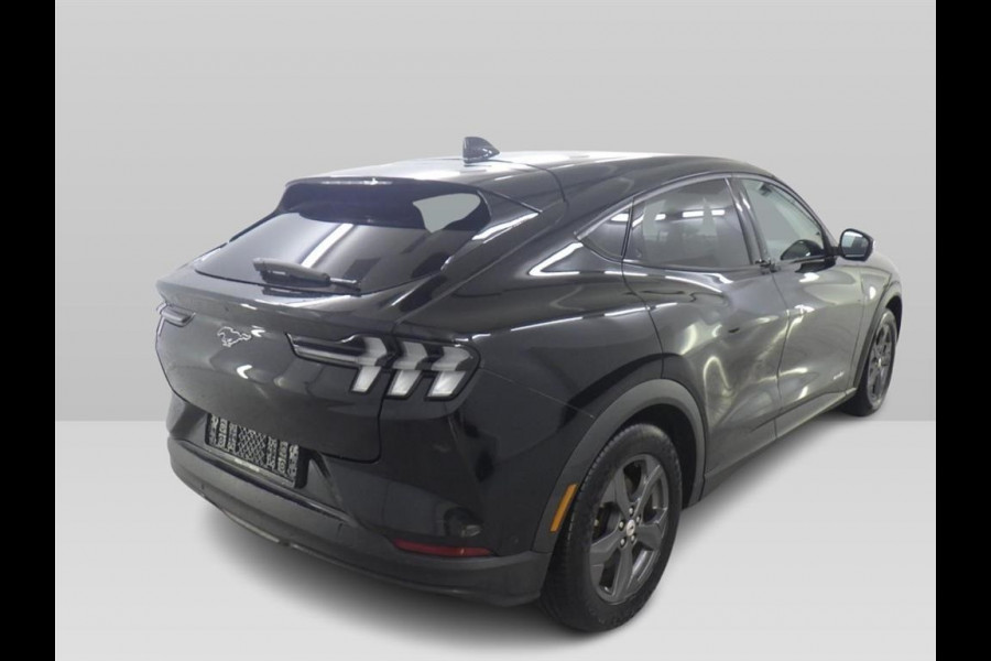 Ford Mustang Mach-E RWD 75 kWh [ 3-Fase ] {SOH-88%} (INCL.BTW) *LEATHER | FULL-LED | DAB | DIGI-COCKPIT | KEYLESS | NAVI-FULLMAP | CARPLAY | HEATED-COMFORTSEATS | TOPVIEW | ADAPTIVE-CRUISE | PRIVACY-GLASS | 18'' ALU*