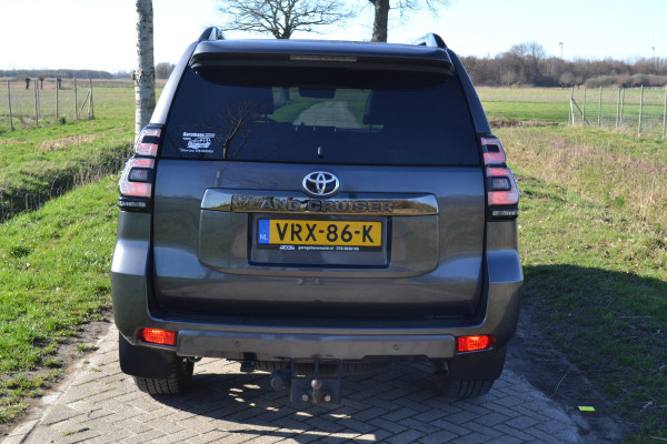 Toyota Land Cruiser 150 2.8 D-4D-F Executive Window Van