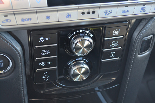 Toyota Land Cruiser 150 2.8 D-4D-F Executive Window Van