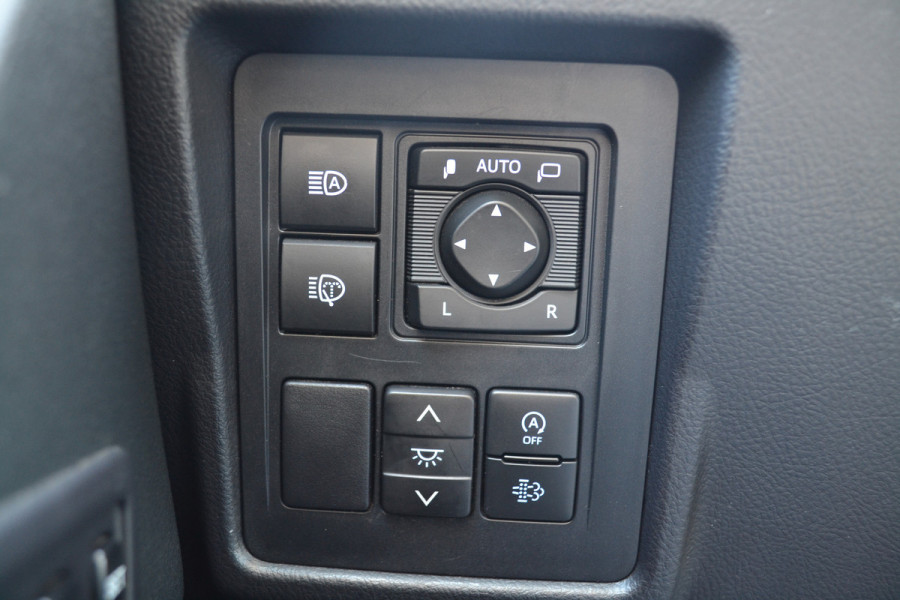 Toyota Land Cruiser 150 2.8 D-4D-F Executive Window Van