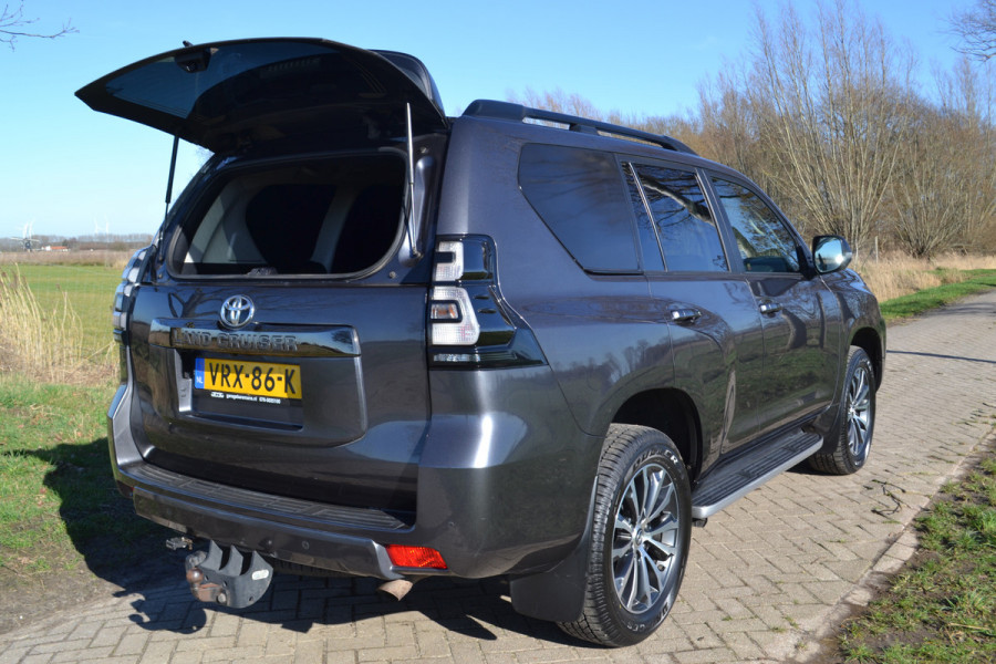 Toyota Land Cruiser 150 2.8 D-4D-F Executive Window Van