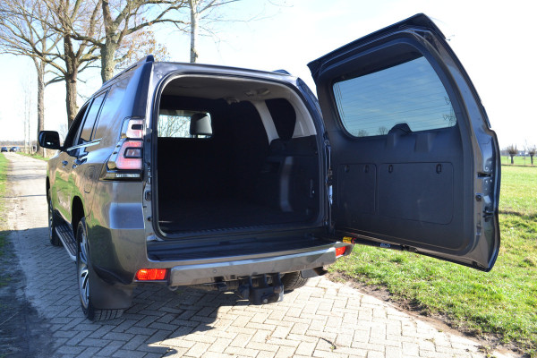 Toyota Land Cruiser 150 2.8 D-4D-F Executive Window Van