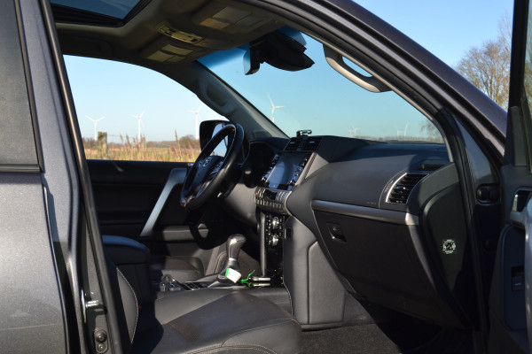 Toyota Land Cruiser 150 2.8 D-4D-F Executive Window Van