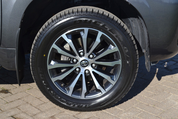 Toyota Land Cruiser 150 2.8 D-4D-F Executive Window Van