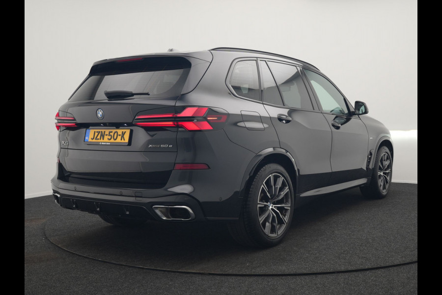 BMW X5 xDrive50e M Sport PHEV 490pk Dealer O.H. | Panodak | Luchtvering | Adaptive Cruise | Head Up | 360 Camera | Harman / Kardon | Lederen Sportstoelen Memory & Verwarmd | Sfeerverlichting | Apple Carplay | Keyless | Blis | 20"L.M | Plug