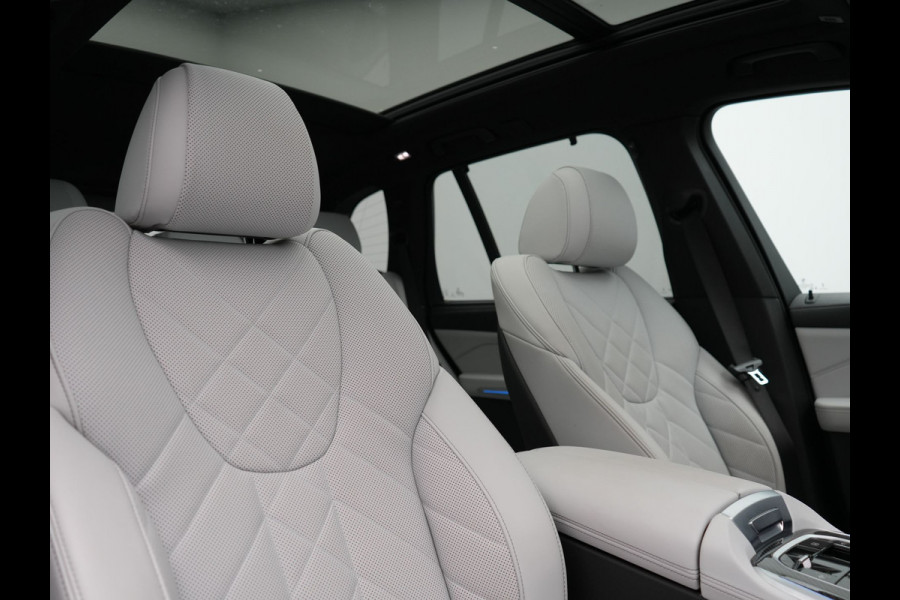 BMW X5 xDrive50e M Sport PHEV 490pk Dealer O.H. | Panodak | Luchtvering | Adaptive Cruise | Head Up | 360 Camera | Harman / Kardon | Lederen Sportstoelen Memory & Verwarmd | Sfeerverlichting | Apple Carplay | Keyless | Blis | 20"L.M | Plug