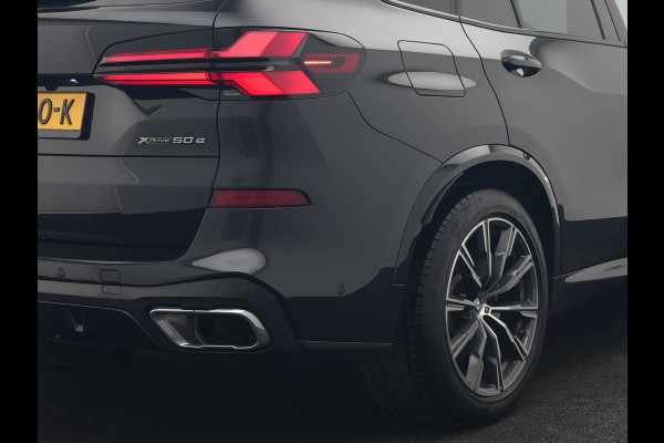BMW X5 xDrive50e M Sport PHEV 490pk Dealer O.H. | Panodak | Luchtvering | Adaptive Cruise | Head Up | 360 Camera | Harman / Kardon | Lederen Sportstoelen Memory & Verwarmd | Sfeerverlichting | Apple Carplay | Keyless | Blis | 20"L.M | Plug