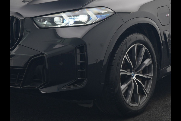 BMW X5 xDrive50e M Sport PHEV 490pk Dealer O.H. | Panodak | Luchtvering | Adaptive Cruise | Head Up | 360 Camera | Harman / Kardon | Lederen Sportstoelen Memory & Verwarmd | Sfeerverlichting | Apple Carplay | Keyless | Blis | 20"L.M | Plug