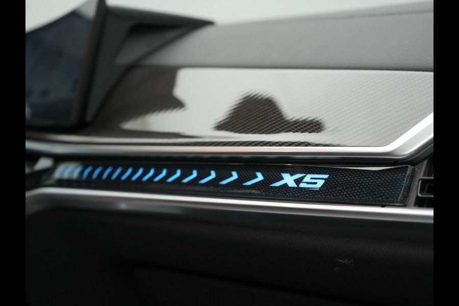 BMW X5 xDrive50e M Sport PHEV 490pk Dealer O.H. | Panodak | Luchtvering | Adaptive Cruise | Head Up | 360 Camera | Harman / Kardon | Lederen Sportstoelen Memory & Verwarmd | Sfeerverlichting | Apple Carplay | Keyless | Blis | 20"L.M | Plug