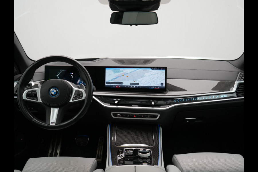 BMW X5 xDrive50e M Sport PHEV 490pk Dealer O.H. | Panodak | Luchtvering | Adaptive Cruise | Head Up | 360 Camera | Harman / Kardon | Lederen Sportstoelen Memory & Verwarmd | Sfeerverlichting | Apple Carplay | Keyless | Blis | 20"L.M | Plug