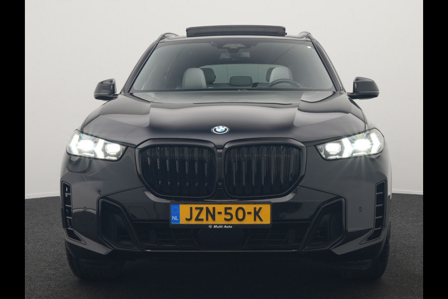 BMW X5 xDrive50e M Sport PHEV 490pk Dealer O.H. | Panodak | Luchtvering | Adaptive Cruise | Head Up | 360 Camera | Harman / Kardon | Lederen Sportstoelen Memory & Verwarmd | Sfeerverlichting | Apple Carplay | Keyless | Blis | 20"L.M | Plug