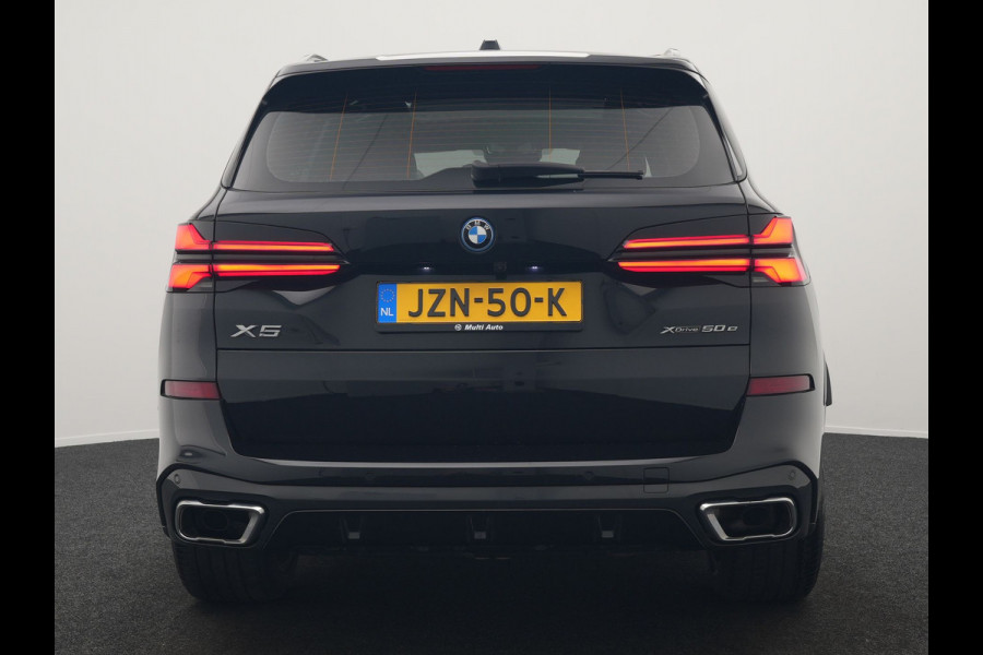 BMW X5 xDrive50e M Sport PHEV 490pk Dealer O.H. | Panodak | Luchtvering | Adaptive Cruise | Head Up | 360 Camera | Harman / Kardon | Lederen Sportstoelen Memory & Verwarmd | Sfeerverlichting | Apple Carplay | Keyless | Blis | 20"L.M | Plug
