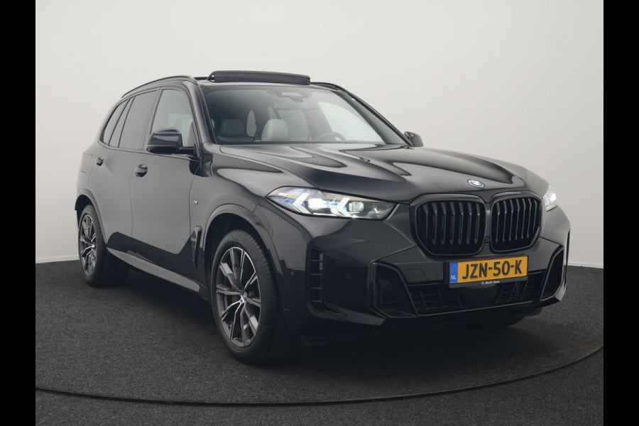 BMW X5 xDrive50e M Sport PHEV 490pk Dealer O.H. | Panodak | Luchtvering | Adaptive Cruise | Head Up | 360 Camera | Harman / Kardon | Lederen Sportstoelen Memory & Verwarmd | Sfeerverlichting | Apple Carplay | Keyless | Blis | 20"L.M | Plug