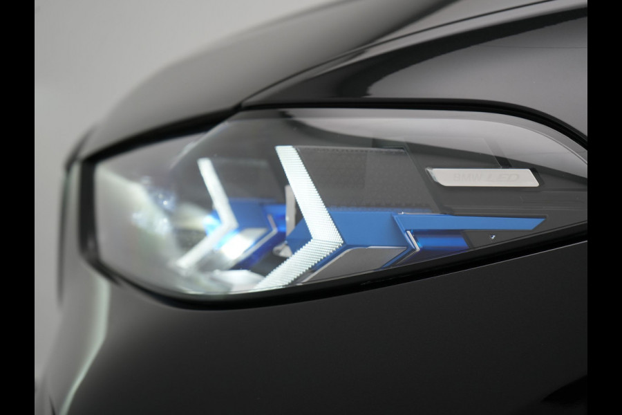 BMW X5 xDrive50e M Sport PHEV 490pk Dealer O.H. | Panodak | Luchtvering | Adaptive Cruise | Head Up | 360 Camera | Harman / Kardon | Lederen Sportstoelen Memory & Verwarmd | Sfeerverlichting | Apple Carplay | Keyless | Blis | 20"L.M | Plug