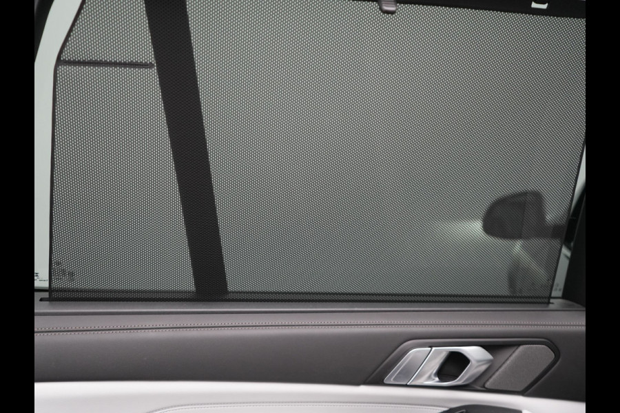 BMW X5 xDrive50e M Sport PHEV 490pk Dealer O.H. | Panodak | Luchtvering | Adaptive Cruise | Head Up | 360 Camera | Harman / Kardon | Lederen Sportstoelen Memory & Verwarmd | Sfeerverlichting | Apple Carplay | Keyless | Blis | 20"L.M | Plug