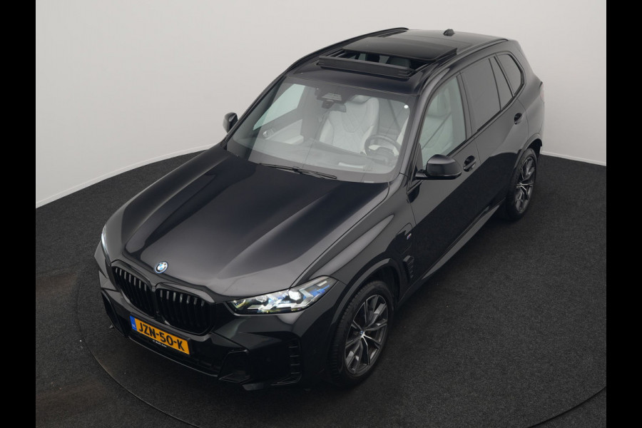 BMW X5 xDrive50e M Sport PHEV 490pk Dealer O.H. | Panodak | Luchtvering | Adaptive Cruise | Head Up | 360 Camera | Harman / Kardon | Lederen Sportstoelen Memory & Verwarmd | Sfeerverlichting | Apple Carplay | Keyless | Blis | 20"L.M | Plug
