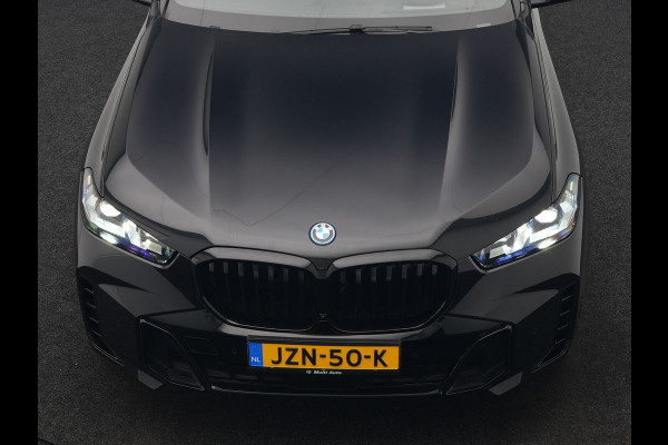 BMW X5 xDrive50e M Sport PHEV 490pk Dealer O.H. | Panodak | Luchtvering | Adaptive Cruise | Head Up | 360 Camera | Harman / Kardon | Lederen Sportstoelen Memory & Verwarmd | Sfeerverlichting | Apple Carplay | Keyless | Blis | 20"L.M | Plug
