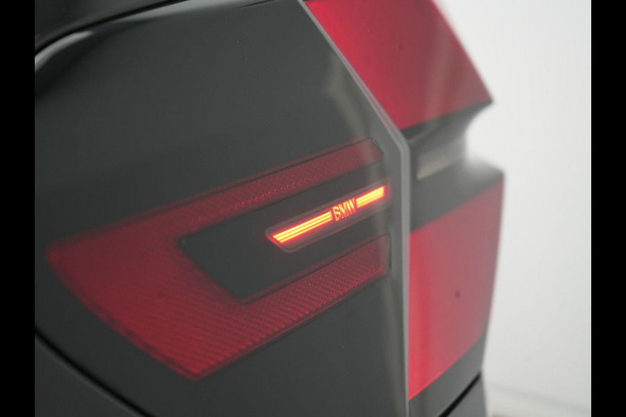 BMW X5 xDrive50e M Sport PHEV 490pk Dealer O.H. | Panodak | Luchtvering | Adaptive Cruise | Head Up | 360 Camera | Harman / Kardon | Lederen Sportstoelen Memory & Verwarmd | Sfeerverlichting | Apple Carplay | Keyless | Blis | 20"L.M | Plug