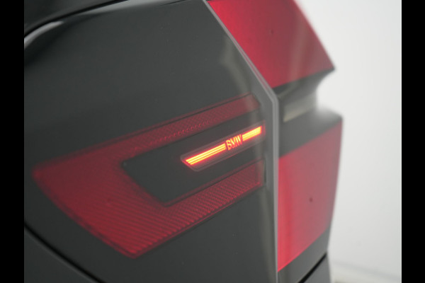 BMW X5 xDrive50e M Sport PHEV 490pk Dealer O.H. | Panodak | Luchtvering | Adaptive Cruise | Head Up | 360 Camera | Harman / Kardon | Lederen Sportstoelen Memory & Verwarmd | Sfeerverlichting | Apple Carplay | Keyless | Blis | 20"L.M | Plug