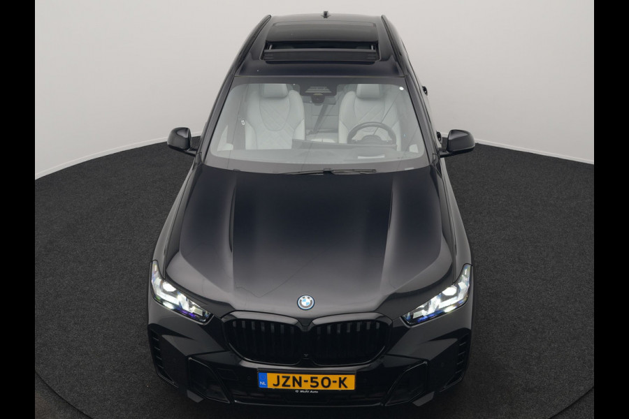 BMW X5 xDrive50e M Sport PHEV 490pk Dealer O.H. | Panodak | Luchtvering | Adaptive Cruise | Head Up | 360 Camera | Harman / Kardon | Lederen Sportstoelen Memory & Verwarmd | Sfeerverlichting | Apple Carplay | Keyless | Blis | 20"L.M | Plug