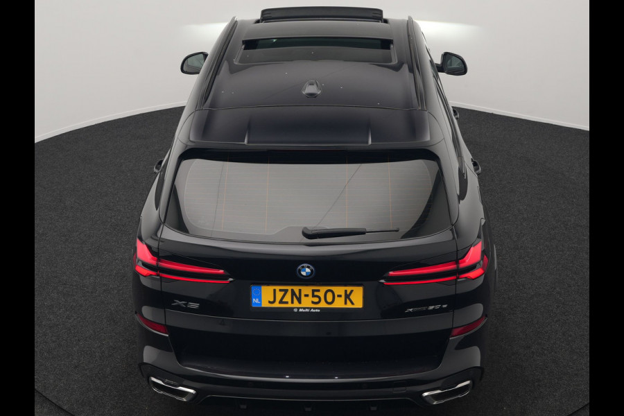 BMW X5 xDrive50e M Sport PHEV 490pk Dealer O.H. | Panodak | Luchtvering | Adaptive Cruise | Head Up | 360 Camera | Harman / Kardon | Lederen Sportstoelen Memory & Verwarmd | Sfeerverlichting | Apple Carplay | Keyless | Blis | 20"L.M | Plug