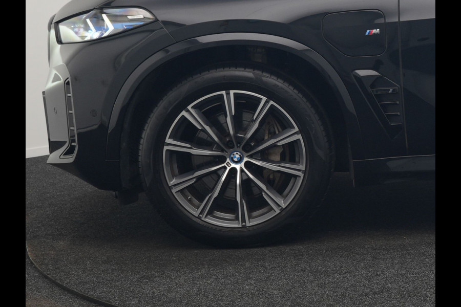 BMW X5 xDrive50e M Sport PHEV 490pk Dealer O.H. | Panodak | Luchtvering | Adaptive Cruise | Head Up | 360 Camera | Harman / Kardon | Lederen Sportstoelen Memory & Verwarmd | Sfeerverlichting | Apple Carplay | Keyless | Blis | 20"L.M | Plug