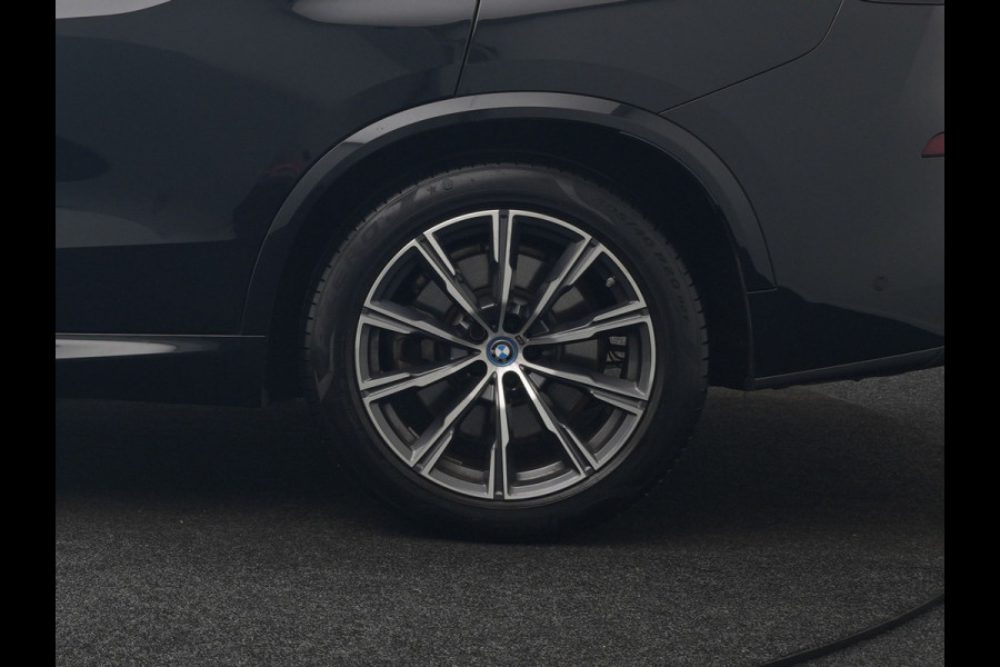 BMW X5 xDrive50e M Sport PHEV 490pk Dealer O.H. | Panodak | Luchtvering | Adaptive Cruise | Head Up | 360 Camera | Harman / Kardon | Lederen Sportstoelen Memory & Verwarmd | Sfeerverlichting | Apple Carplay | Keyless | Blis | 20"L.M | Plug