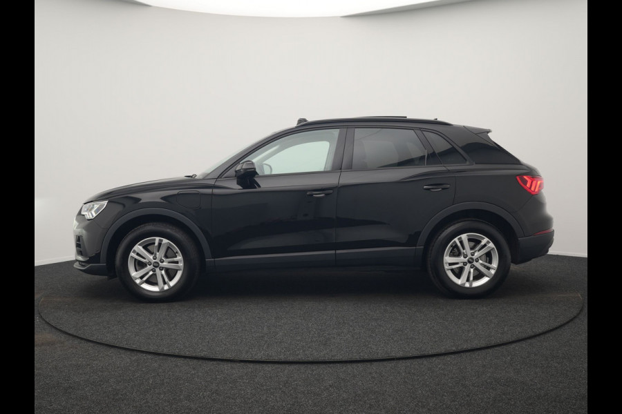 Audi Q3 45 TFSI e Plug In Hybrid 245pk Dealer O.H. PHEV | Trekhaak Af Fabriek | Panodak | Camera | Alcantara Sportstoelen Verwarmd | Apple Carplay | Keyless | Blis | LED Koplampen | Virtual | Navigatie | DAB |