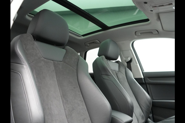 Audi Q3 45 TFSI e Plug In Hybrid 245pk Dealer O.H. PHEV | Trekhaak Af Fabriek | Panodak | Camera | Alcantara Sportstoelen Verwarmd | Apple Carplay | Keyless | Blis | LED Koplampen | Virtual | Navigatie | DAB |