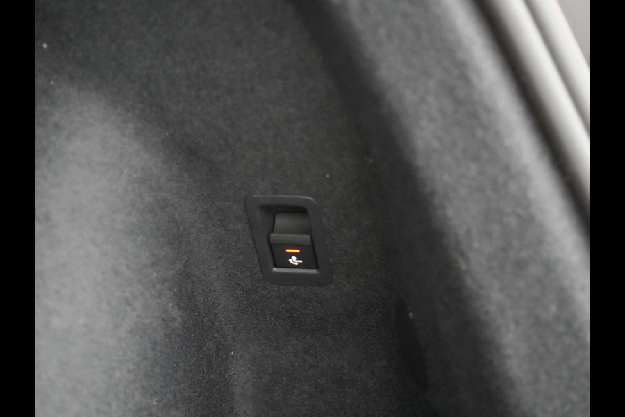 Audi Q3 45 TFSI e Plug In Hybrid 245pk Dealer O.H. PHEV | Trekhaak Af Fabriek | Panodak | Camera | Alcantara Sportstoelen Verwarmd | Apple Carplay | Keyless | Blis | LED Koplampen | Virtual | Navigatie | DAB |