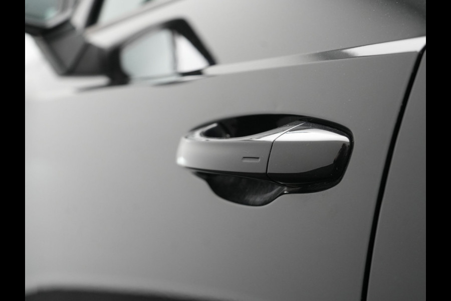 Audi Q3 45 TFSI e Plug In Hybrid 245pk Dealer O.H. PHEV | Trekhaak Af Fabriek | Panodak | Camera | Alcantara Sportstoelen Verwarmd | Apple Carplay | Keyless | Blis | LED Koplampen | Virtual | Navigatie | DAB |