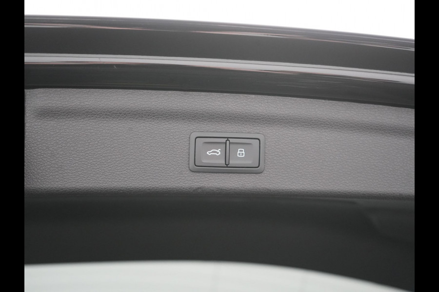 Audi Q3 45 TFSI e Plug In Hybrid 245pk Dealer O.H. PHEV | Trekhaak Af Fabriek | Panodak | Camera | Alcantara Sportstoelen Verwarmd | Apple Carplay | Keyless | Blis | LED Koplampen | Virtual | Navigatie | DAB |