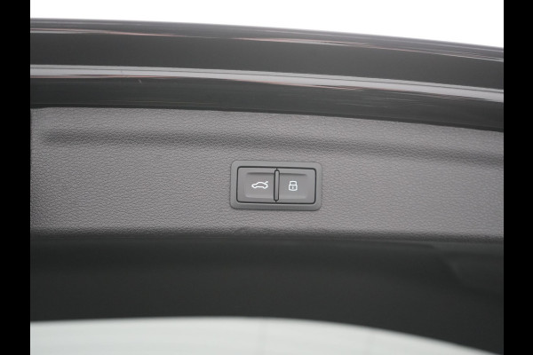 Audi Q3 45 TFSI e Plug In Hybrid 245pk Dealer O.H. PHEV | Trekhaak Af Fabriek | Panodak | Camera | Alcantara Sportstoelen Verwarmd | Apple Carplay | Keyless | Blis | LED Koplampen | Virtual | Navigatie | DAB |