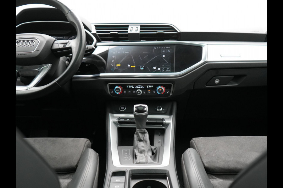 Audi Q3 45 TFSI e Plug In Hybrid 245pk Dealer O.H. PHEV | Trekhaak Af Fabriek | Panodak | Camera | Alcantara Sportstoelen Verwarmd | Apple Carplay | Keyless | Blis | LED Koplampen | Virtual | Navigatie | DAB |